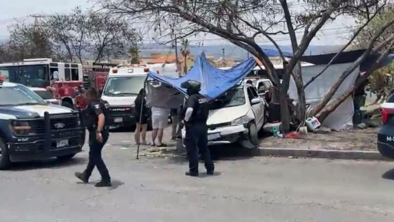 Auto atropella al menos seis personas en un puesto de comida en el boulevard Peñaflor, Querétaro 