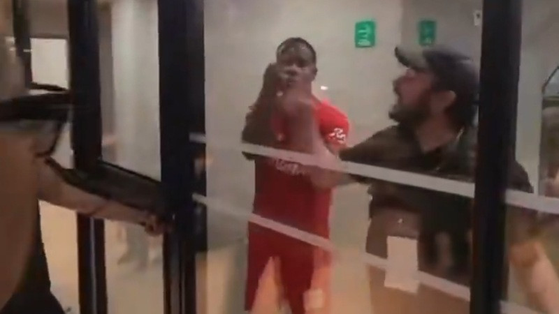 Tensión en el nuevo Estadio Banorte: conato de bronca culmina con insultos racistas de aficionados hacia Helinho en la nueva zona "Hospitality" 