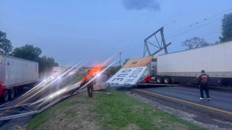Tráiler pierde el control y derriba señalamiento en la autopista Querétaro-San Luis Potosí  