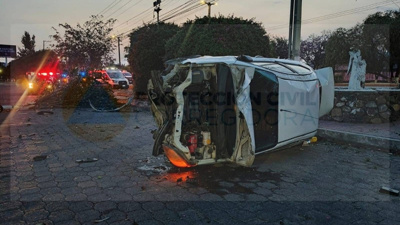 Aparatoso choque con volcadura en Corregidora, Querétaro  