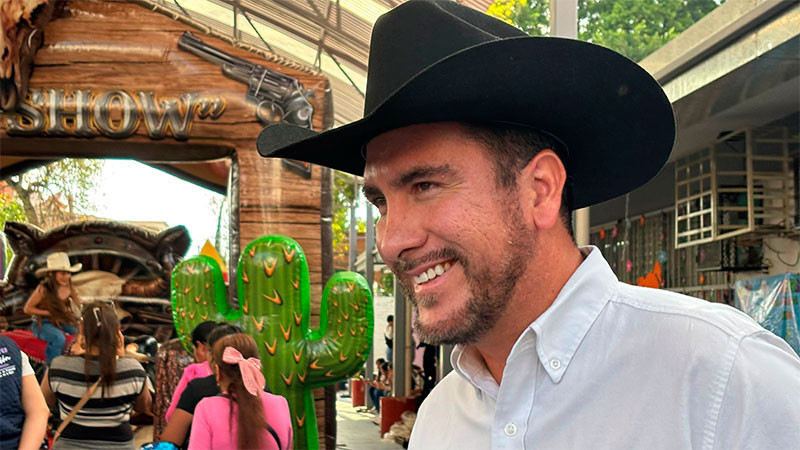 Festeja Hugo Servín el Día del Niño en primaria de Santa María; menos celular y más tiempo de calidad, pide 