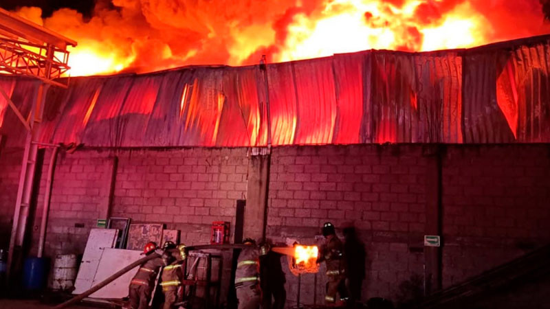 Fuerte incendio en fábrica de Ecatepec provoca evacuación de 100 personas 