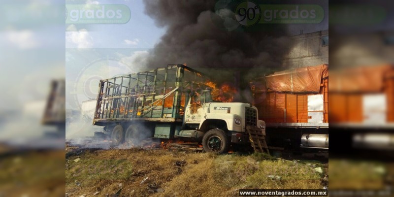 Incendio de camiones en Central de Abastos de Morelia genera movilización de servicios de emergencias  - Foto 0 