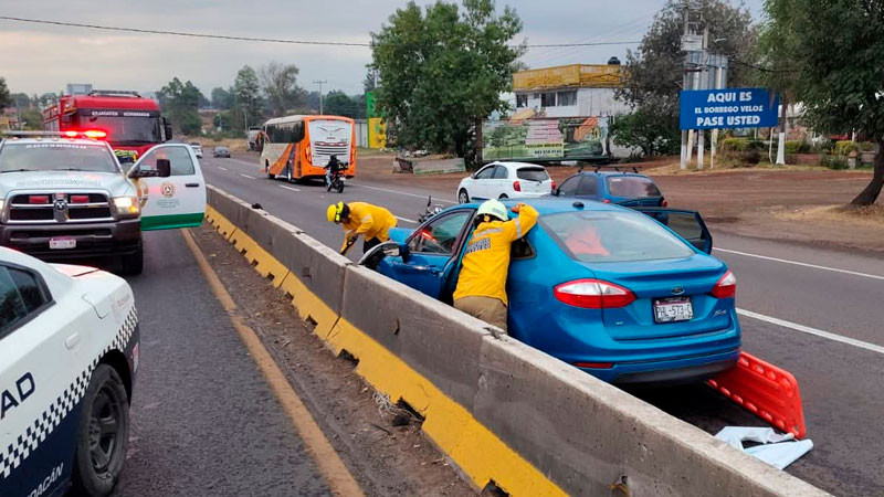 Choque entre moto y auto deja un muerto y una herida en Morelia, Michoacán  