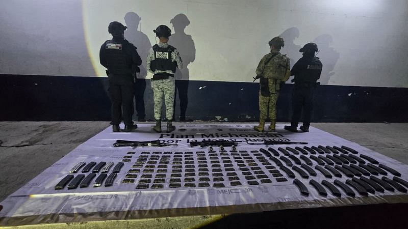 En Apatzingán, Michoacán, aseguran vehículos y armas 