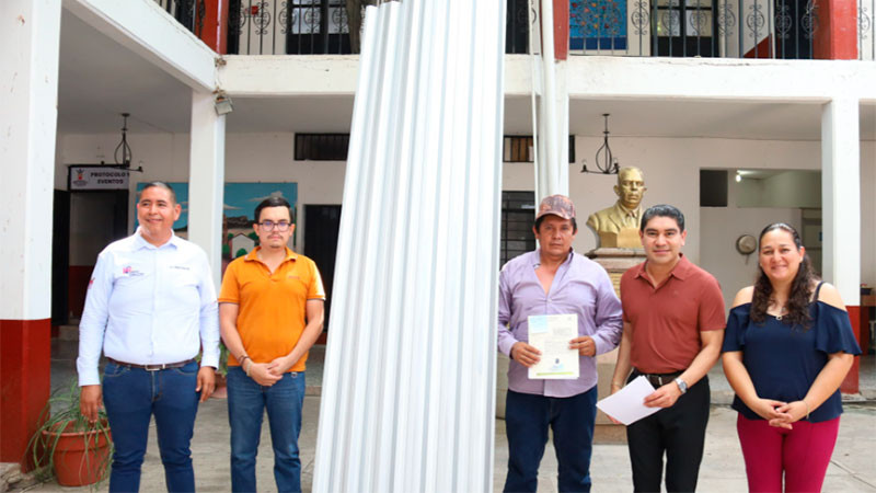 Pablo Varona sigue respondiendo a las solicitudes de material para vivienda en Huetamo, Michoacán 