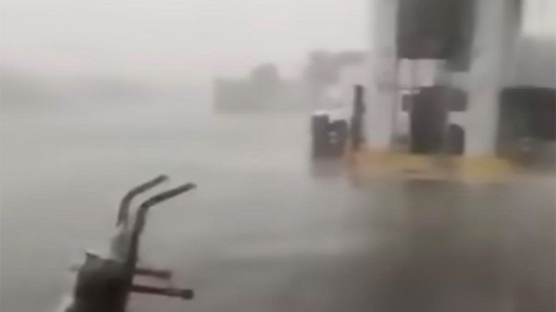 Sorprende intensa tromba a Huetamo, Michoacán  