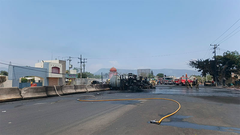 Pipa que transportaba combustible se incendia tras volcarse en la carretera Colima-Manzanillo, dejando una persona sin vida y otra lesionada 