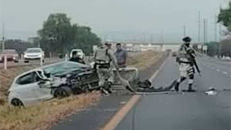 Automóvil impacta unidad de la Fiscalía Regional de Justicia de Celaya, mientras atendían el reporte de una persona fallecida en la autopista Salamanca-Querétaro 