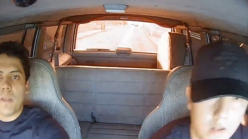 Se les borró la sonrisa: ladrones abandonan auto robado al notar que eran grabados en Mexicali 