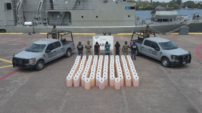 Asegura Semar embarcación con 6 mil litros de combustible en costas de Michoacán 