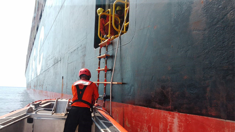 En Lázaro Cárdenas, Michoacán: Semar auxilia a un herido en barco mercante 