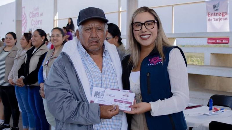 Dayana Pérez acompaña en la entrega de más de 300 tarjetas de programas de bienestar en Salvador Escalante 