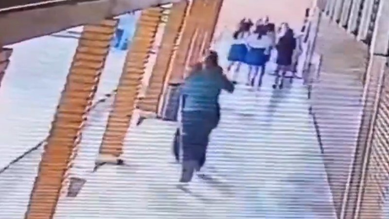 Padre de familia golpea a docente en escuela de Paraguay; agresión quedó captada en video 