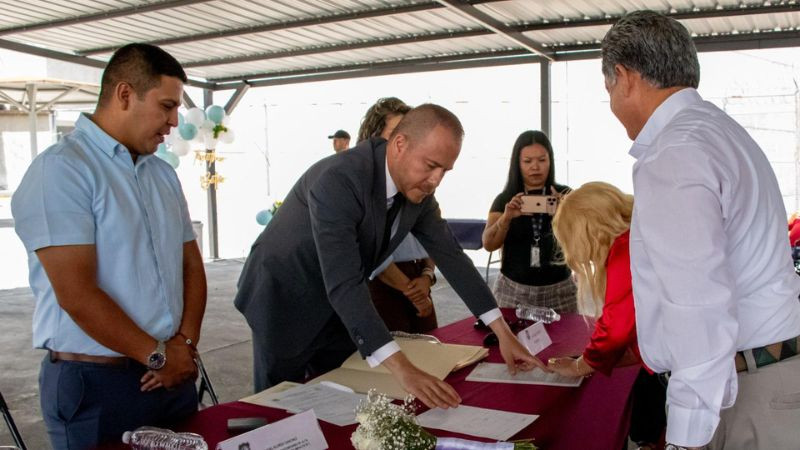 Inicia campaña de regularización civil en penales: 15 parejas formalizan su unión 