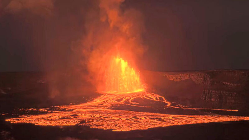 Volcán Kilauea entra en erupción con fuentes de lava de 300 metros de altura 