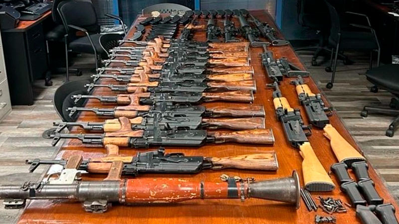 Decomisan en frontera de Arizona un arsenal con 16 rifles y lanzacohetes; detienen a mujer con 3 menores 
