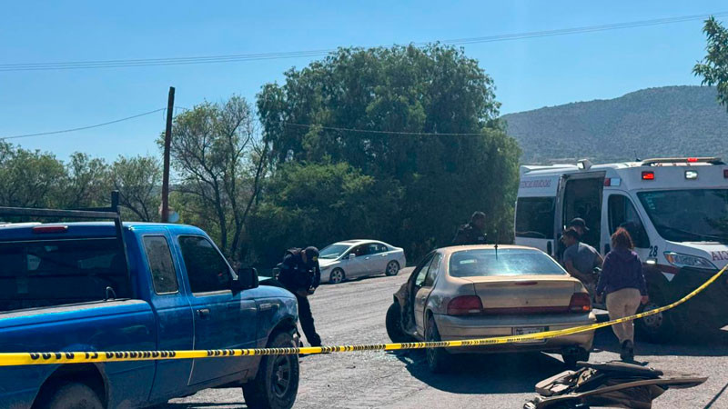 Adulto mayor queda atrapado tras dar vuelta prohibida en Querétaro capital; resulta lesionado 