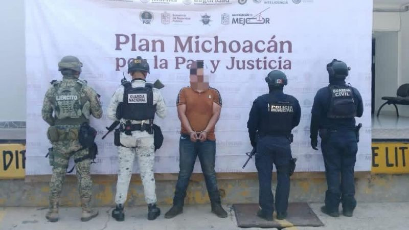 En Apatzingán detienen a un sujeto armado; aseguran dos camionetas robadas 