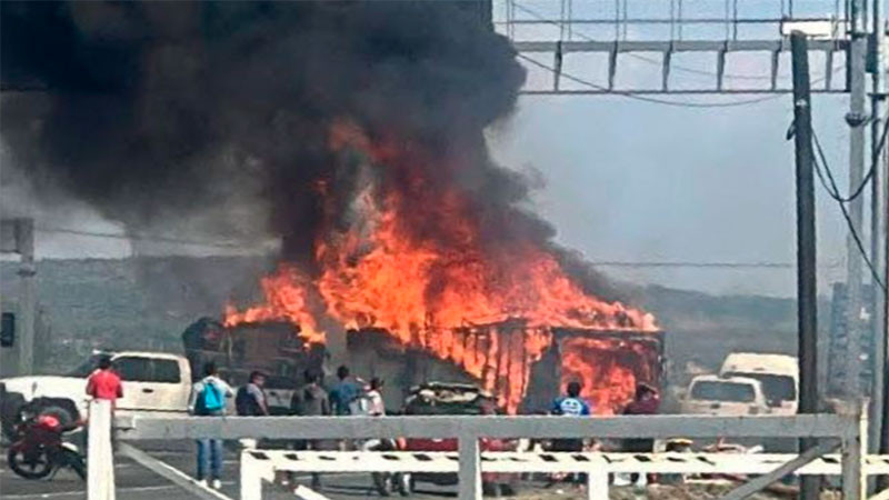 Sofocan incendio de un remolque de una camioneta en la autopista 57 México-Querétaro 