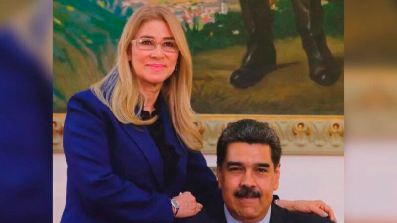 Autoriza EEUU que Venezuela pague defensa de Maduro y su esposa 