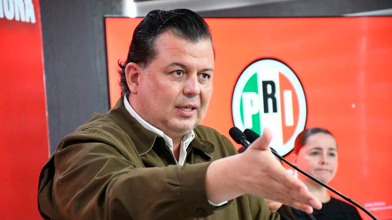 "Sea fuerte, rectora”: Memo Valencia  a la UMSNH 