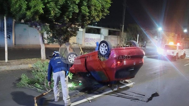 Vuelca auto por presunto exceso de velocidad en Querétaro  