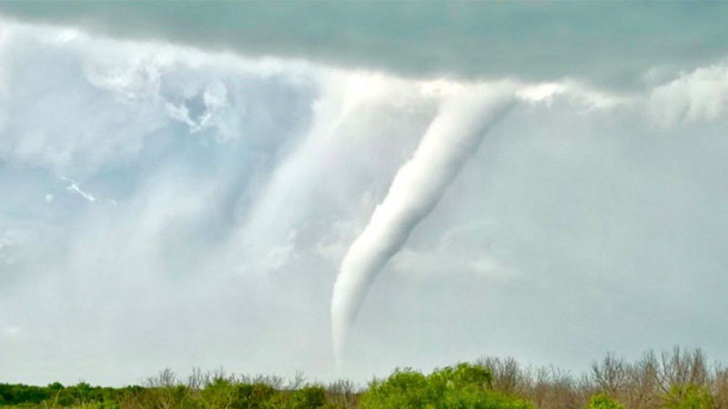 Tornado en el norte de Texas deja víctimas y severos daños en viviendas 