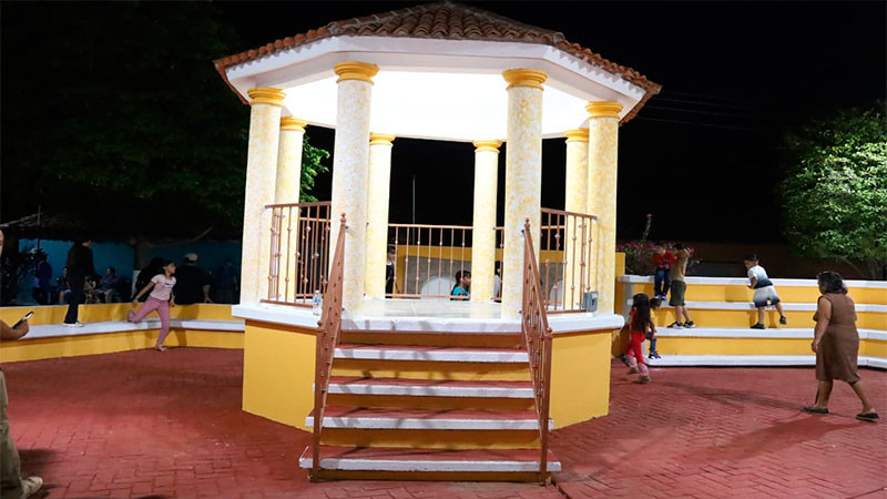 Rehabilita alcalde Huetamo el jardín de la localidad de Los Hornos  