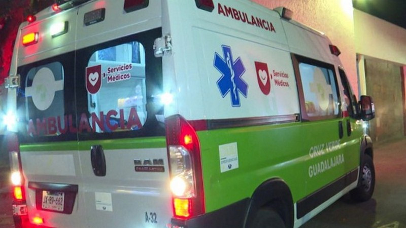 Sin mediar palabra, hombre es atacado con arma blanca afuera de su domicilio en Guadalajara 