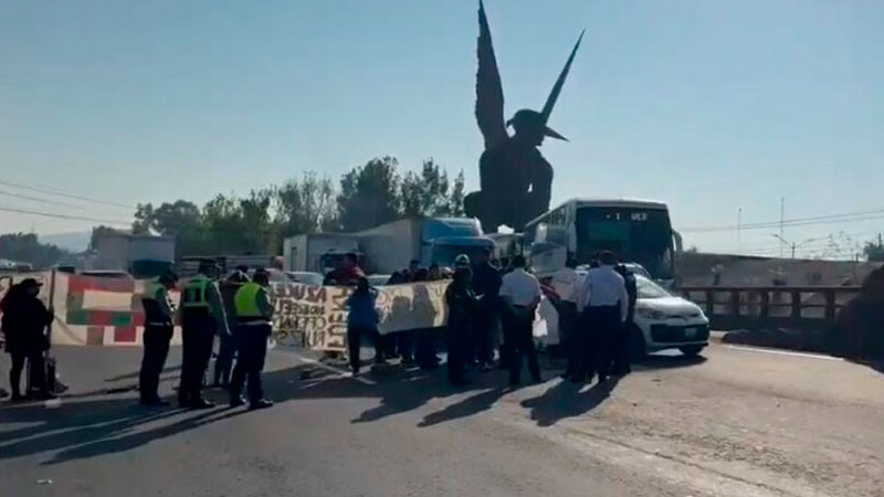 Vecinos bloquean la México-Pachuca; exigen cierre de fábrica en Ecatepec 