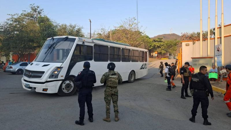 Trabajadores de la CTM se manifiestan en Minas Las Truchas por adeudos en Lázaro Cárdenas 