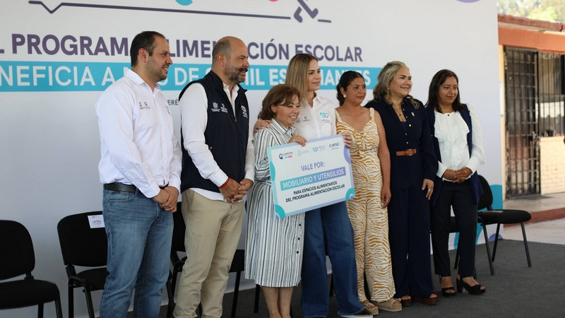 Entrega SEDIF mobiliario y utensilios para espacios alimentarios en Santa Rosa Jáuregui 