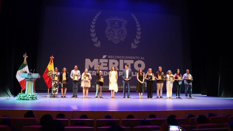 Entrega Alfonso Martínez Alcázar, premio a 10 destacados empleadas y empleados municipales 