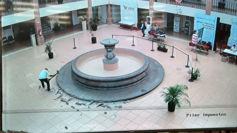 Filtran video de sujeto que causa destrozos en fuente de la Presidencia Municipal de Celaya; tardaron minutos en intervenir 