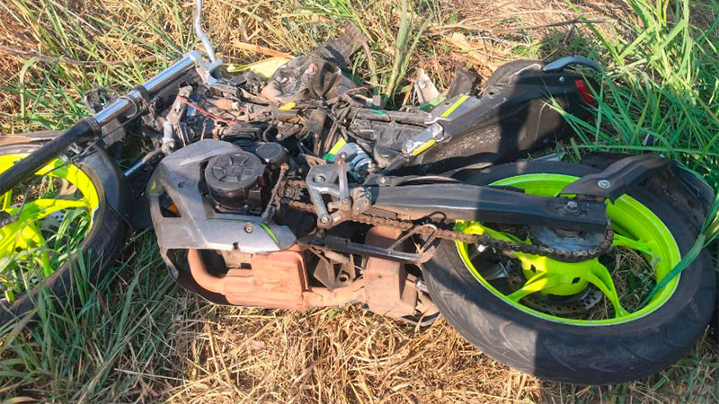 Pierde la vida un motociclista al impactarse con una camioneta en Zitácuaro, Michoacán 