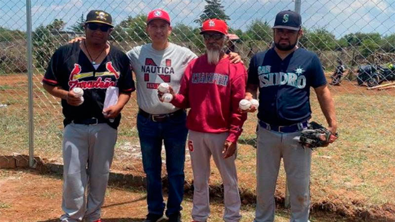 Julio César Conejo Alejos realiza entrega de apoyo para la instalación de malla en campo de béisbol en Zárate 