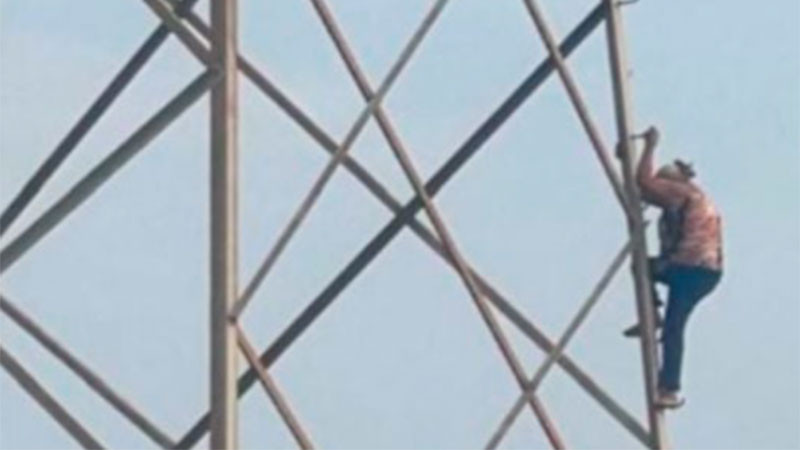 Mujer de la tecera edad se sube a torre de alta tensión, como signo de protesta en Apodaca, Nuevo León; fue rescatada sin lesiones 