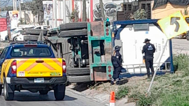 Vuelca camión de carga en la carretera La Piedad en El Marqués, Querétaro 