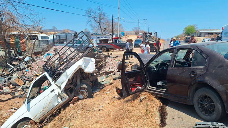 Choque por alcance en carretera de Huetamo, Michoacán, deja cinco lesionados 