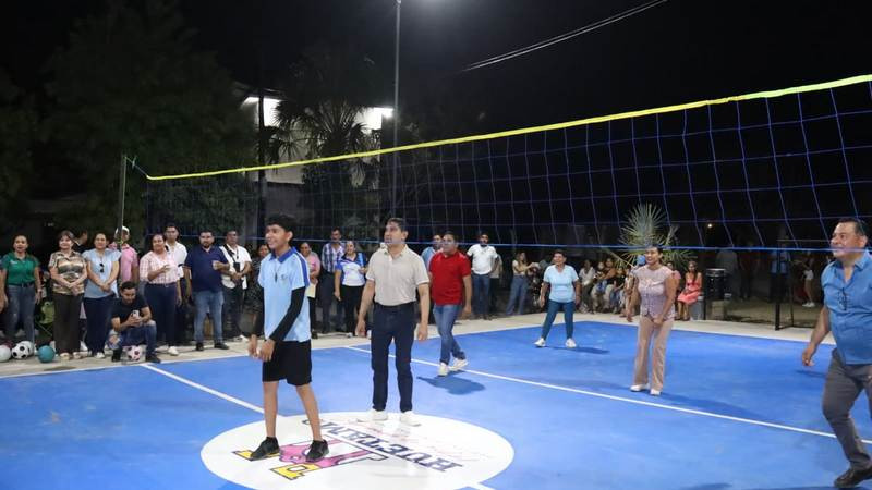 Entrega Pablo Varona cancha-jardín en El Rosario, en Huetamo 