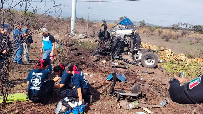 Vuelca camión de carga en La Piedad, Michoacán; el chofer resultó herido 