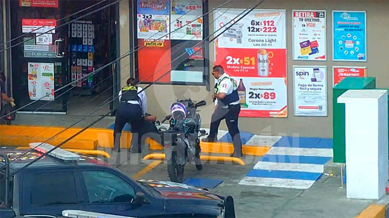 Policía Morelia detiene a sujeto armado en un OXXO  