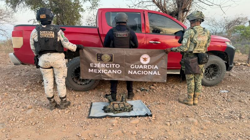 Hallan camioneta robada con ropa táctica en su interior en Lázaro Cárdenas, Michoacán 