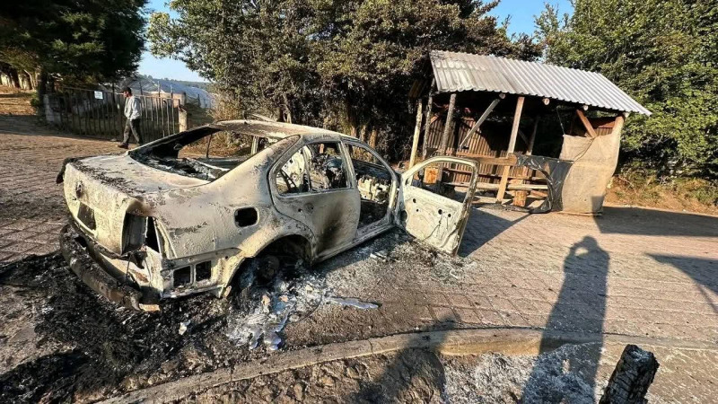 Incursión armada deja un vehículo calcinado y viviendas dañadas en Zirahuén, Michoacán 