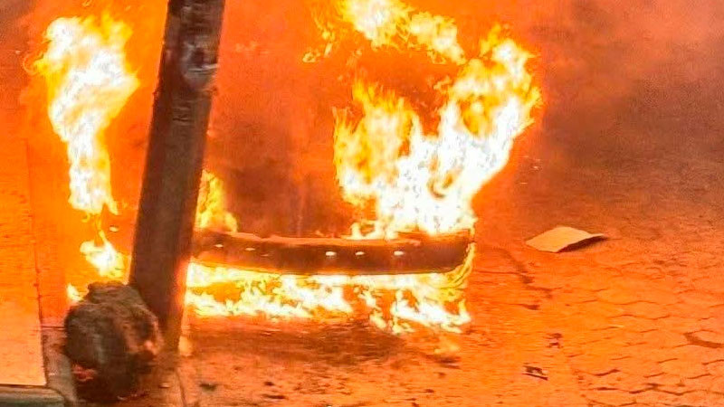 Incendian vehículo en Uruapan, Michoacán  