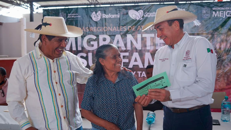 Semigrante entrega visas del programa Reencuentro Familiar en Jarácuaro 