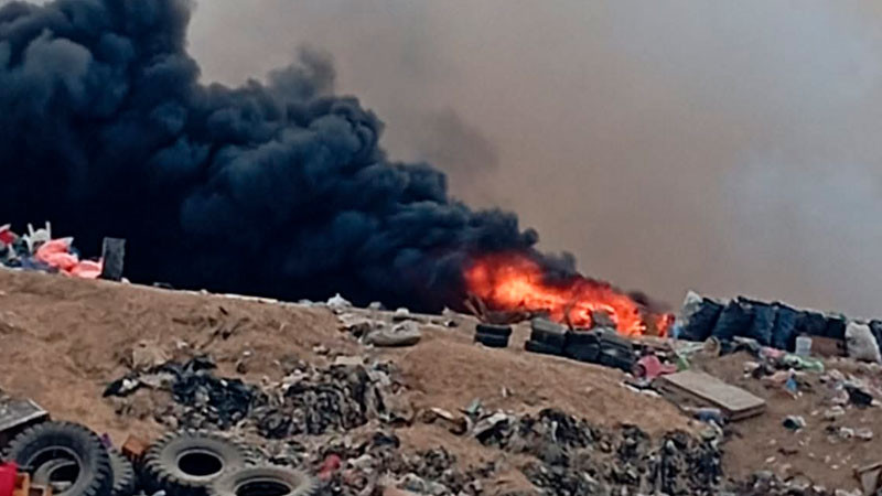 Incontrolable incendio de tiradero de basura en LC, Michoacán; gas metano complica sofocar la conflagración  