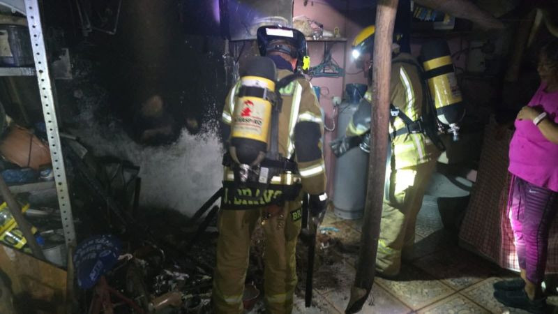 Bomberos contienen incendio en colonia Las Margaritas, en Morelia 
