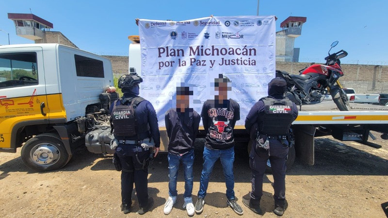 En Zamora, Michoacán, detienen a dos sujetos en posesión de una moto robada  